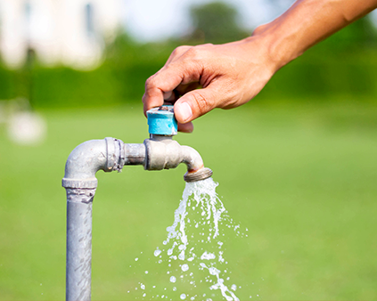 Hand turning outdoor water faucet